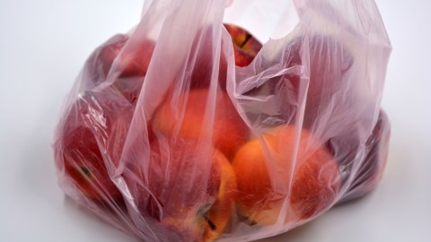 Utilizar las bolsas plásticas del súper para guardar los alimentos puede contaminarlos.