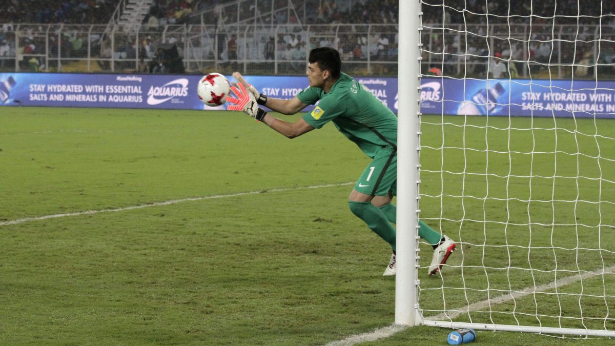 Compañero de Neymar Jr. recibió brutal rodillazo en la cabeza y fue evacuado en ambulancia [VIDEO]