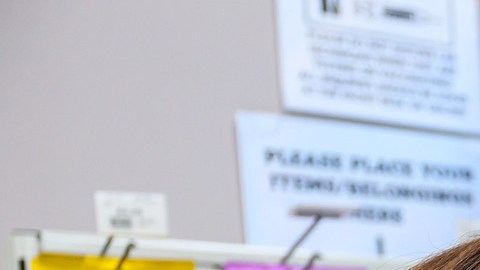 La gobernadora Kathy Hochul recibió ayer una dosis de refuerzo de la vacuna contra el COVID-19.
