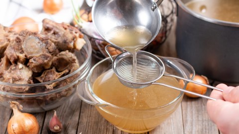 El caldo de res se puede reusar en otras recetas.