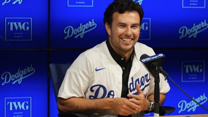 Sergio 'Checo' Pérez en rueda de prensa en Dodger Stadium.