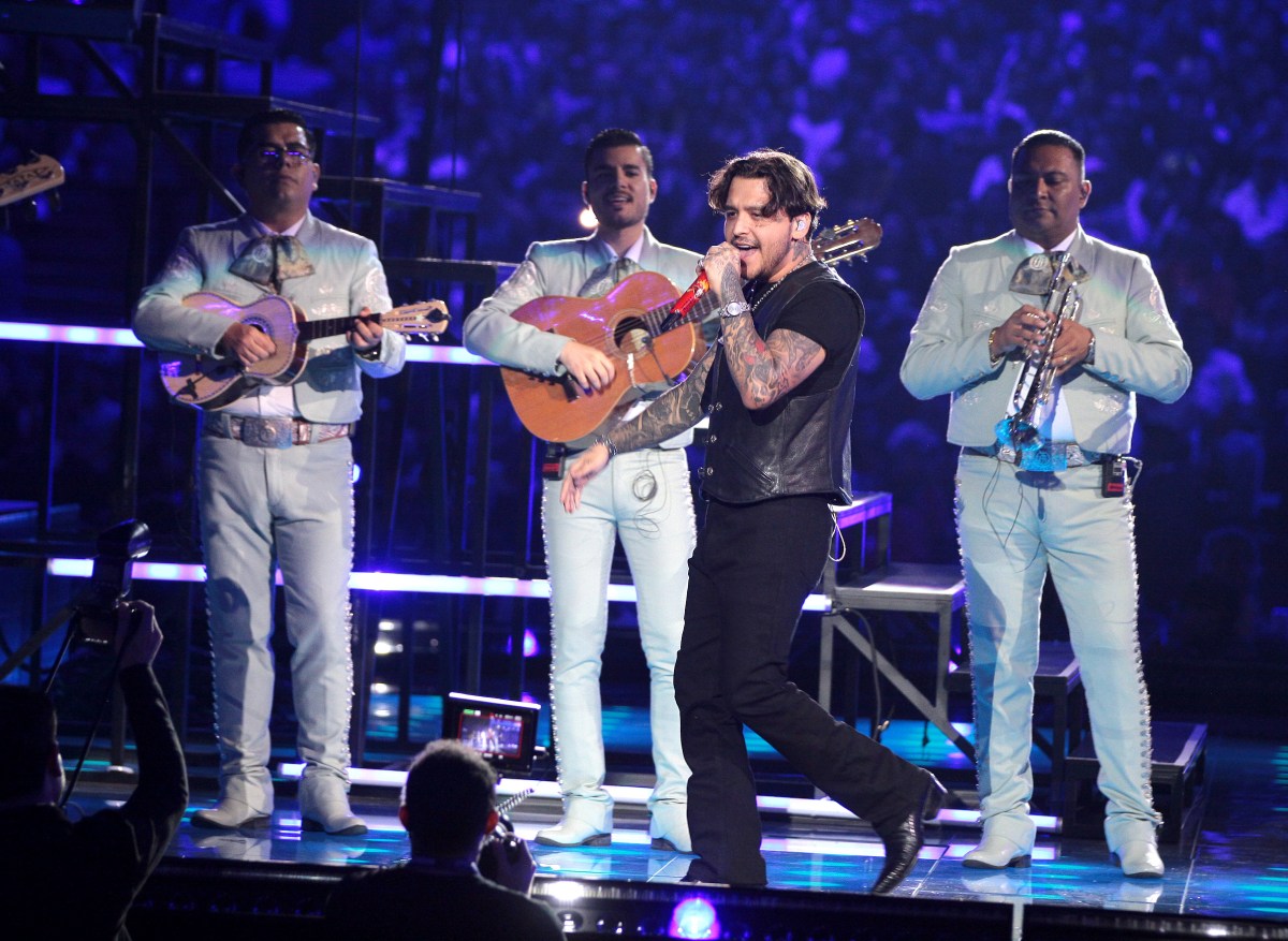 Christian Nodal desmiente problemas laborales con su padre