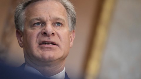 Trump acusa a Christopher Wray de infiltrar agentes del FBI en el asalto al Capitolio