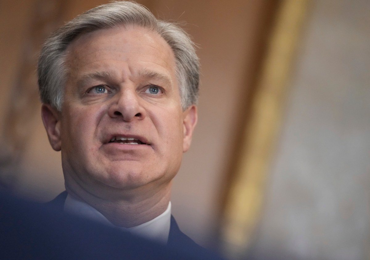 Trump acusa a Christopher Wray de infiltrar agentes del FBI en el asalto al Capitolio