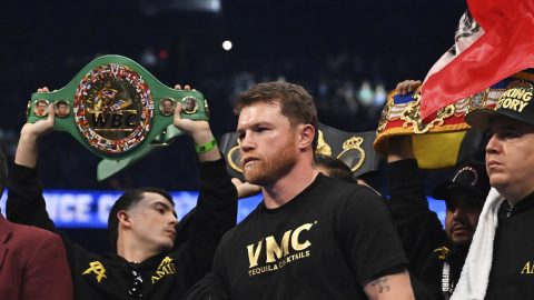 Terence Crawford devolvió cinturones a 'Canelo' Álvarez.