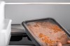Una ingeniera en alimentos explica cuál es la forma correcta de almacenar los alimentos al término de cocinarlos.