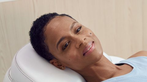 Un tratamiento no invasivo aprobado por la FDA que se promueve como una solución innovadora para quienes desean mejorar zonas como el abdomen.