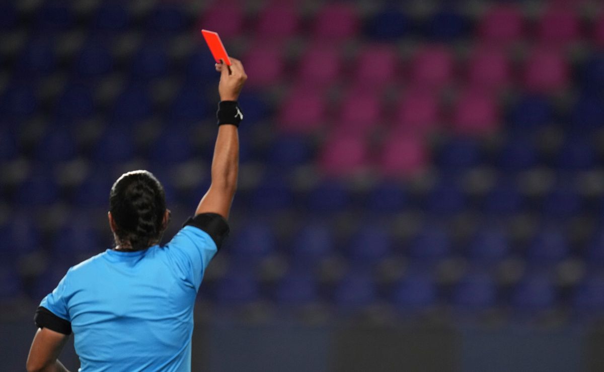 Árbitra colombiana pierde los estribos tras recibir cachetada por expulsar a un jugador [VIDEO]