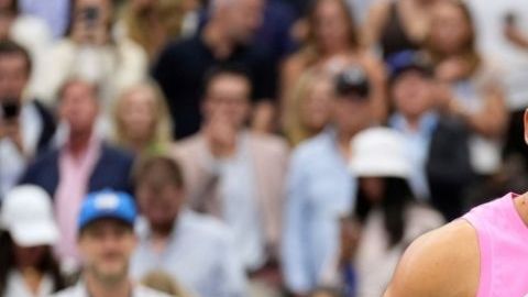 Modelo Brooks Nader insinuó romance simultáneo con Carlos Alcaraz y Sinner durante el US Open.
