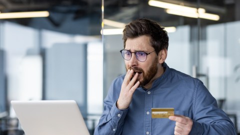 Delincuentes cibernéticos se apoyan en aplicaciones fraudulentas que, al ser instaladas en el teléfono móvil, les permiten acceder a información confidencial.