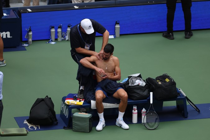 Djokovic recibió atención médica entre el segundo y el tercer sets.
