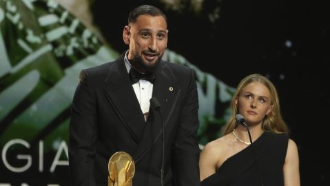 Gianluigi Donnarumma, del Paris Saint-Germain, recibe el Trofeo Yashin.