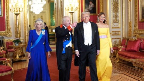 Donald Trump fue recibido en Londres por el rey Carlos III, en una cena de gala, mientras los londinenses protestaban afuera del Castillo de Windsor.