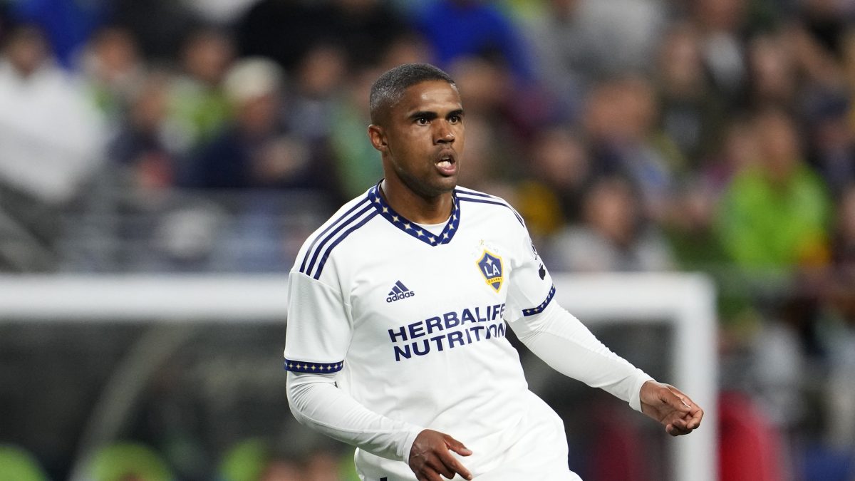 Ordenan nuevo arresto al exjugador de LA Galaxy Douglas Costa por deber $93,000 dólares de pensión alimenticia