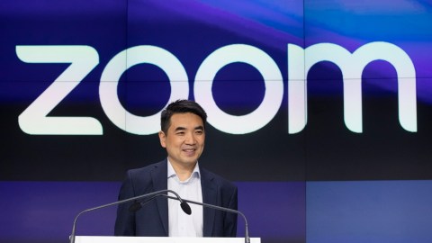 El CEO de Zomm, Eric Yuan, afirmó que la IA reducirá la oferta de empleos, pero serán más especializados y requerirán menos tiempo.