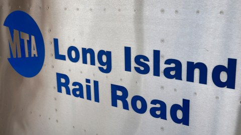 El Long Island Rail Road puede transportar hasta 300,000 pasajeros por día.