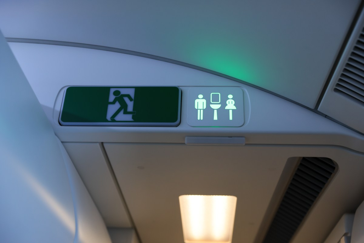 El mejor momento para ir al baño en un avión, según expertos en viajes