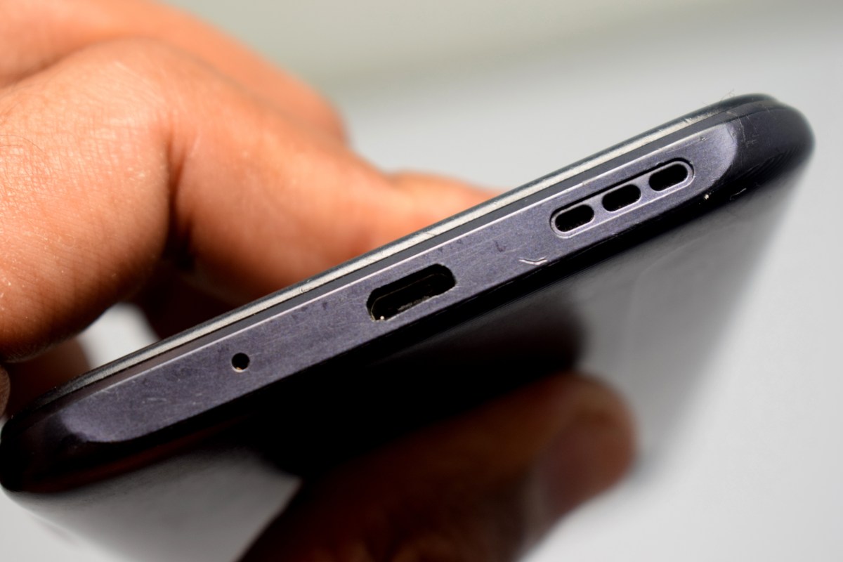 El pequeño orificio de tu celular: para qué sirve y cómo cuidarlo correctamente