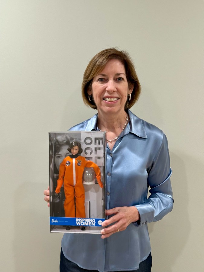 Ellen Ochoa, la mujer que inspiró a Mattel para el Mes de la Herencia.