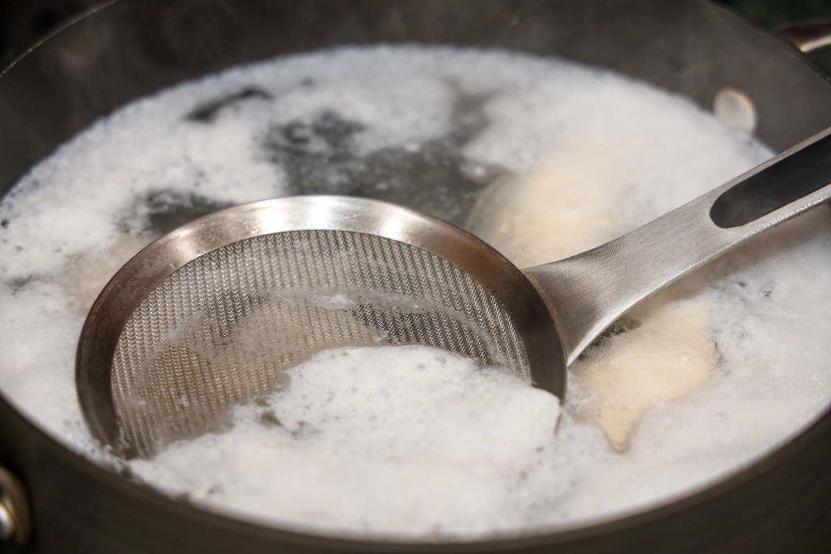 La verdad detrás de la espuma al hervir carne: no es suciedad, es proteína