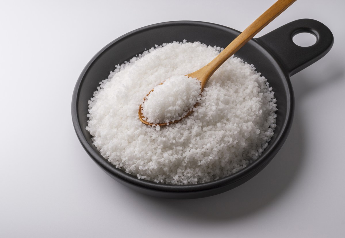 Freír con sal: la técnica milenaria que conquista TikTok