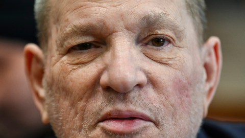 Harvey Wenstein espera su condena por abuso sexual en primer grado.
