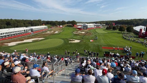 Primer y último hoyo del campo Bethpage Black donde se jugará la Ryder Cup esta semana.