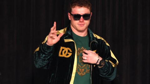 Canelo Álvarez termina molesto por no poder transmitir la pelea.