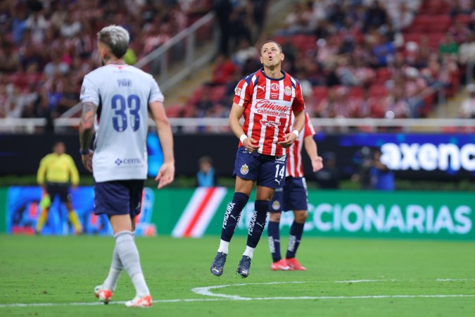 Cuauhtémoc Blanco pide el retiro de Chicharito Hernández.