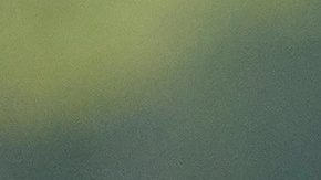 Jake Knapp, de Estados Unidos, y su novia Makena White posan con el trofeo.