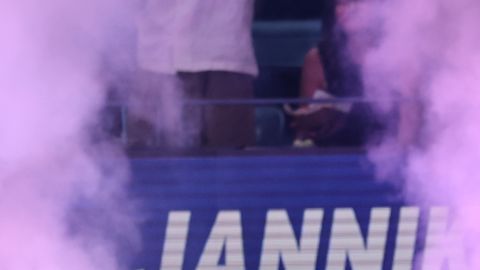 Jannik Sinner sale a pista en su partido contra Alexander Bublik.