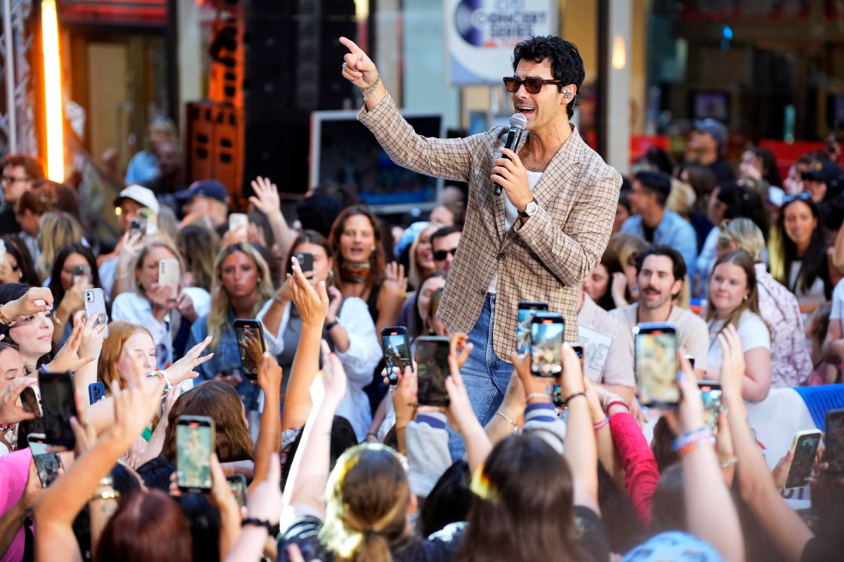 Joe Jonas aclara peculiar gesto en bastidores tras difusión de video viral