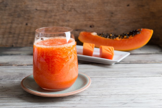 El jugo de papaya puede ser el acompañante de las comidas por contener enzimas digestivas.