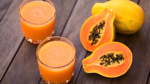 La papaya tiene enzimas digestivas que son aliadas naturales para limpiar el colon.