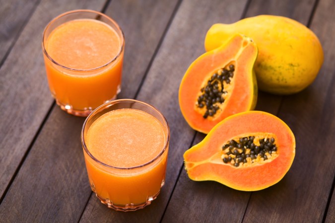 La papaya tiene enzimas digestivas que son aliadas naturales para limpiar el colon.