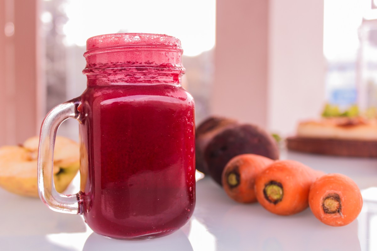 El trío que desintoxica: Receta de jugo de remolacha, zanahoria y jengibre para revitalizar el cuerpo