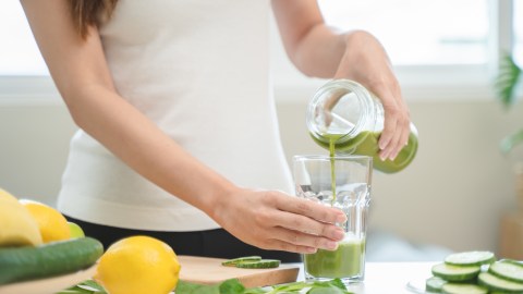 El jugo verde con proteína ayuda a recuperar la masa muscular.