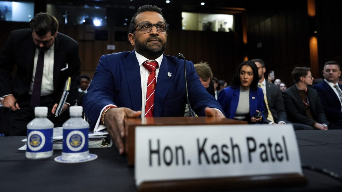 Director del FBI, Kash Patel, genera controversia por usar corbata del Liverpool en el Senado