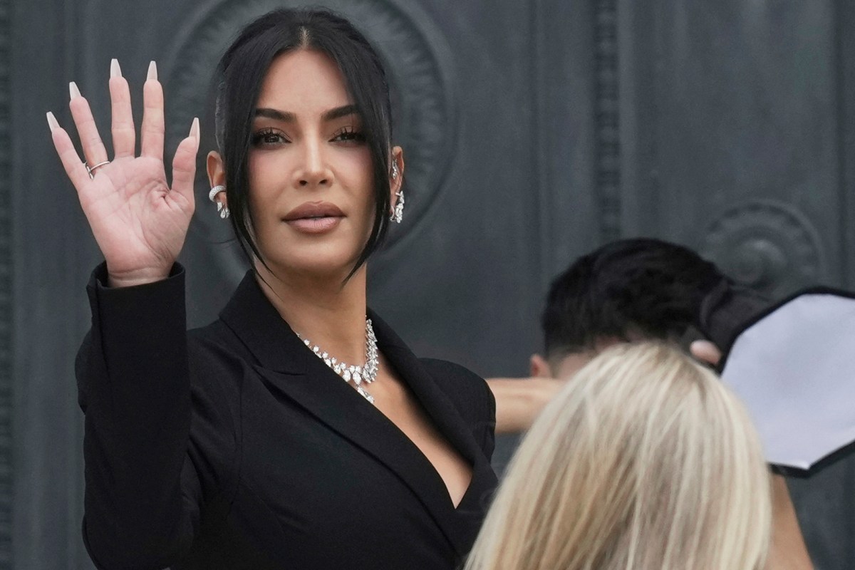 Kim Kardashian deslumbra con catsuit transparente que deja poco a la imaginación