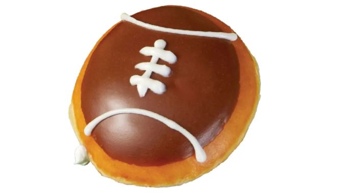 Las donas de balones de fútbol están cubiertas con glaseado de chocolate.