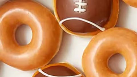 Krispy Kreme lanzó por tiempo limitado su dona de futbol americano.