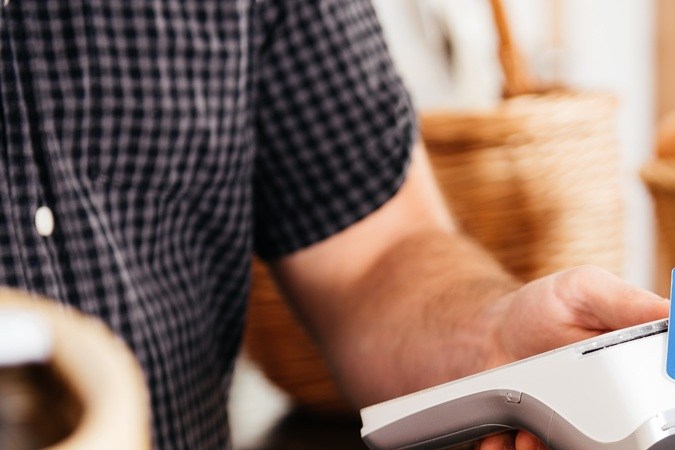 La clonación y robo de tatos de tarjetas bancarias es una práctica común al hacer compras físicas.