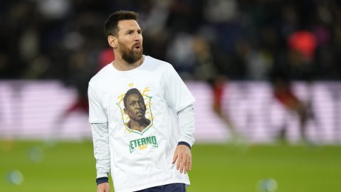 Lionel Messi con una camiseta en memoria del fallecido astro brasileño Pelé.