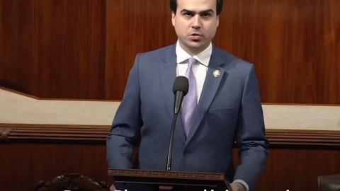 Comisionado residente de Puerto Rico, Pablo José Hernández, en el pleno de la Cámara