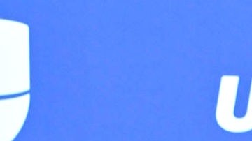 Pepe Aguilar y su esposa.