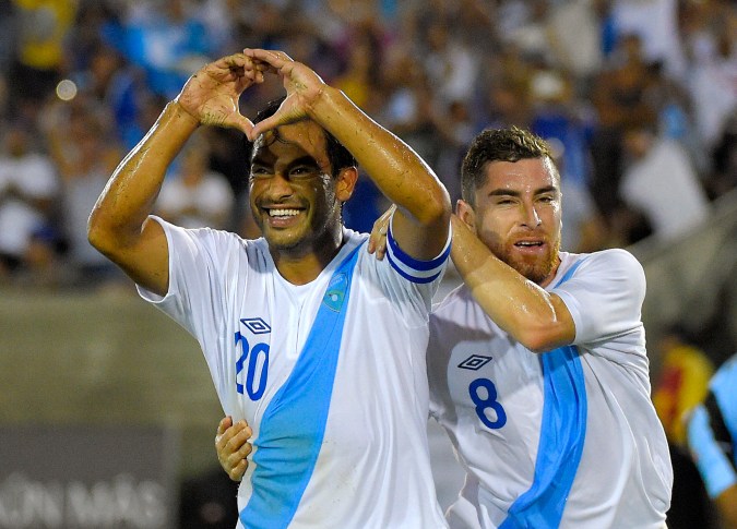Carlos Ruiz de Guatemala (izquierda) celebra su gol con su compañero Jean Márquez durante la primera mitad de la final de la Copa Centroamericana Tigo USA 2014 contra Costa Rica, el sábado 13 de septiembre de 2014 en Los Ángeles. (Foto AP/Mark J. Terrill)