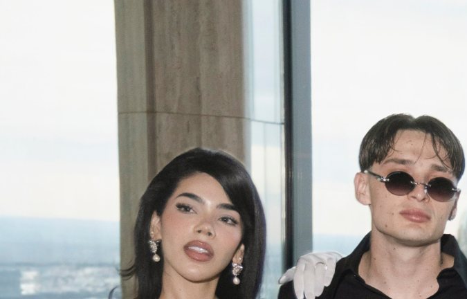 Peso Pluma y Kenia Os con el CEO de CFDA, Steven Kolb, la directora editorial global de Vogue y directora de contenido de Condé Nast, Anna Wintour, y el diseñador Michael Kors.