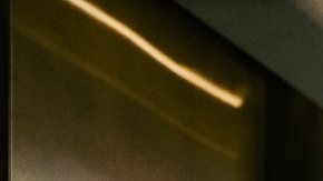 Peso Pluma y Kenia Os derrocharon romance en el evento.