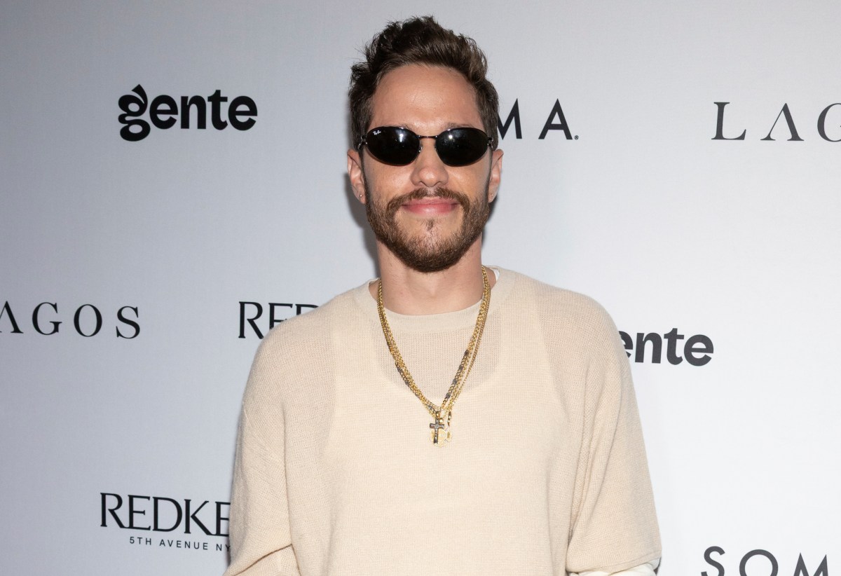 Pete Davidson defiende a Pedro Pascal de las críticas en redes sociales