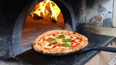 Una pequeña pizzería del Bronx ganó el título del mejor restaurante escondido de Nueva York.
